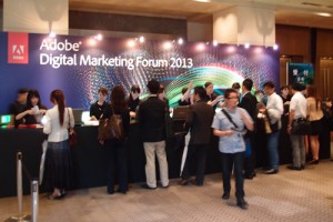 Adobe Digital Marketing Forum 2013 の受付、開始間近は長蛇の列に